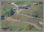 Vom Rongg 300 Hhenmeter oberhalb Langwies kann man Zug 1441 nach Arosa whrend einer viertel Stunde verfolgen. Hier ist er zwischen Peist und Langwies nach dem Grndjitobel unterwegs. (12.10.2010)
