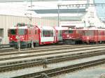 Lok Ge 4/4 II 625 mit den neuen Glacierexpress Wagen,daneben die Ge 6/6 II 704 und Pendelzug mit Triebwagen 511.Landquart 20.02.06