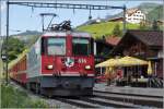 Die Ge 4/4 II 616  Filisur  mit dem RE1237 nach Scuol-Tarasp hlt auf Verlangen am kleinsten Bahnhofbuffet der RhB in Saas. (Ruhetag Montag und Dienstag) Die kleine Beiz liegt direkt am Radweg von Klosters nach Landquart und man sitzt bestimmt in der ersten Reihe. (05.07.2012)