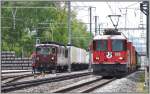 Eine eher ungewohnte Begegnung zwischen BLS und RhB und doch fast tglich in Felsberg zu sehen.