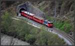 RE1253 mit Ge 4/4 II 617  Ilanz  verlsst den Dabbi-Tunnel zwischen Trin und Reichenau-Tamins.