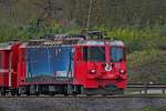 Die Rhb Lok Ge 4/4 617  Ilanz  mit der Werbung für Re Power führt einen RE bei Schiers durch Richtung Davos.Bild vom 20.10.2014