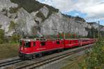 Von Scuol-Tarasp kommend befindet sich am 12.10.2014 zwischen den Stationen Versam-Safien und Valendas-Sagogn Ge 4/4 II 621 'Felsberg' mit dem RE 1236 auf der Fahrt nach Disentis/Mustr.