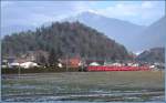 Ge 4/4 II mit RegionalExpress nach Disentis erscheint zwischen zwei Tumas und der markanten Silhouette des Montalin.