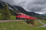 Ge 4/4 II 621  Felsberg  mit dem RE 1240, Scuol-Tarasp - Disentis-Mustér, am 24.09.2015 zwischen Lavin und Sagliains.