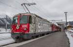 RhB Ge 4/4 II 624  Celerina/Schlarigna  (mit Eigenwerbung  50000 Facebook-Fans ) und 614  Schiers  mit dem Extrazug nach Zernez, anlässlich des Engadiner Skimarathon. St. Moritz, 13.03.2016