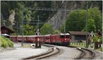 RE1737 mit Ge 4/4 II 632  Zizers  legt einen kuzen Halt in Trin ein. (18.05.2016)