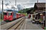 RE1241 mit Ge 4/4 II 617  Ilanz  vor dem kleinsten Bahnhofbuffet der Schweiz in Saas i/Pr, (08.06.2016)