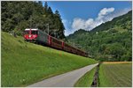 RE1732 mit Ge 4/4 II 624  Celerina/Schlarigna  kurz vor Reichenau-Tamins. (17.06.2016)