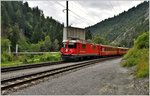 RE1752 mit Ge 4/4 II 621  Felsberg  bei der Fussgänger-Hängebrücke in Trin.