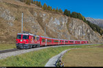 Ge 4/4 II 629 (Werbelok Neubau Albulatunnel) mit einem Albula-Gliederzug am 16. Oktober 2016 als RE  Engadin Star  Landquart - St. Moritz zwischen Samedan und Celerina.