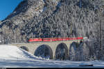 Der Schlittelzug überfährt am 9. Januar 2017 den Albulaviadukt II auf Leerfahrt von Preda nach Bergün. <br>
Aufgrund eines defekten Steuerwagens verkehrt der Schlittelzug Bergün - Preda derzeit mit Sandwichbespannung. Zum Einsatz kommt die Ge 4/4 II 616  Filisur  in Siemens-Werbeanstrich sowie als Ersatz für den Steuerwagen die Ge 4/4 II 613  Domat/Ems . <br>
Das Bild entstand nur wenige Meter neben der im Winter gesperrten und als Schlittelweg präparierten Albulapassstrasse.