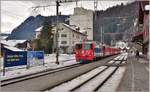 RE1728 mit Ge 4/4 II 617  Ilanz  und 614  Schiers  bei der Durchfahrt in Grüsch. (04.02.2017)