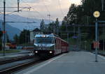 Langsam rollt die Ge 4/4 III 651 mit ihrem RE1169 (Chur - St.Moritz) in den Bahnhof Filisur ein. Zu diesem Zeitpunkt ahnt noch Niemand, dass hier Endstation ist.
Oberhalb von Bergün waren zu diesem Zeitpunkt Gleisbauarbeiten, die über Nacht durchgeführt wurden, um den Betrieb nicht zu stören. Dazu fuhr gegen 20:15 ein Bauzug durch Filisur bergwärts. Dieser ist aber in einem Tunnel zwischen Filisur und Bergün stecken geblieben. So konnte der talwärts fahrende RegioExpress Filisur nicht erreichen, und der hier zu sehende Zug Filisur nicht verlassen. Von meinem Hotelzimmer aus beobachtete ich dann folgendes: Der hier zu sehende Zug fuhr mit +60 Minuten aus dem Bahnhof von Filisur in Richgtung Bergün, St.Moritz. Kurz bevor der Zug aus meinem Blickfeld verschwunden wäre, blieb er stehen und fuhr auch erstmal nicht mehr weiter. Eine Stunde lang passierte nichts. Gegen 23 Uhr fuhr dann eine Lok durch den Bahnhof von Filisur hoch zu dem RegioExpress und zog ihn runter. Kurz darauf fuhr ein Postbus mit der Aufschrift  Bahnersatz  durch Filisur. Gegen 0 Uhr fuhr dann interessanterweise wieder ein Zug rauf. Was genau dort vorgefallen war weiß ich nicht. 

Filisur, 13. Juni 2017