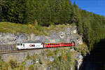 Ge 4/4 III 643 mit einem Regio am 05.10.2017 bei Davos Wiesen. 