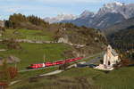 RhB Ge 4/4 III 645 war am 21. Oktober 2021 bei Ardez in Richtung St. Moritz unterwegs.
