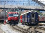 IR1137 nach St.Moritz mit zwei Speisewagen am Zugsschluss passiert die wartende Ge 4/4 III 651  Fideris  in Chur. (19.07.2009)