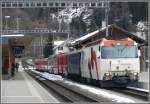 RE1140 aus St.Moritz mit Ge 4/4 III 649  Lavin  ist in Filisur eingetroffen. (24.01.2011)