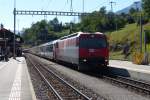 Gegenlichtaufnahme des Glacier Express in Filisur. Gezogen wird er von der Ge 4/4 iii 645  Tujetsch . (2. August 2015)