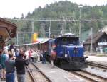 Groes Interesse fr  Krokodil  Ge 6/6 I Nr. 412 mit dem Nostalgie-Glacier-Express in Reichenau-Tamins - 13.08.2005

