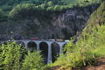 Während sich die Aussichtsplattform noch im schönsten Abendlicht befindet, liegt das Landwasserviadukt schon im Schatten. Über dieses fährt gerade Ge 6/6 II 705  Pontresina/Puntraschigna  mit einem Güterzug.

Landwasserviadukt, 12. Juni 2017