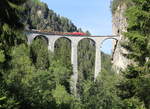 Ge 6/6 II 702  Curia  befindet sich mit einem Güterzug auf dem Landwasserviadukt.

Landwasserviadukt, 13. Juni 2017