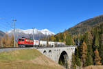 Ge 6/6 II 703 mit einem Güterzug am 30.10.2017 bei Cinuos-chel-Brail.