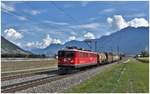 5135 nach Samedan mit der Ge 6/6 II 706  Disentis/Mustér  bei Felsberg.