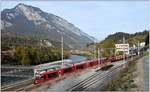 Eine eher ungewöhnliche Formation weist dieser Albulagüterzug auf mit dem Allegra ABe 8/12 3504 an der Spitze mit geschleppter Ge 6/6 II 704  Davos  und Güterlast. (18.10.2018)