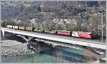 5152 mit Ge 4/4 III 645  Tujetsch  und im Schlepp Ge 6/6 II 706  Disentis/Mustér  auf der Hinterrheinbrücke in Reichenau-Tamins. (01.04.2020)