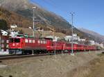 Die RhB-Ge 6/6 II 701  Raetia  (Baujahr 1958) fährt am 1. November 2007 mit einer Albula-Stammkomp, einem Verstärkungs-B sowie vier Güterwagen von Chur her in Samedan ein.