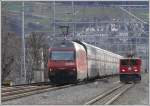 Hier noch ein Grssenvergleich, der noch etwas krasser aussieht. Die Ge 6/6 II 705  Pontresina  ist an und fr sich eine mchtige sechsachsige Lok, aber neben dem DS IC mit der Re 460 105-0 wirkt sie geradezu winzig. Allerdings ist zu sagen, dass das RhB Gleis hier etwa einen halben Meter tiefer liegt. Einfahrt Chur. (09.12.2007)