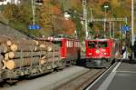 Zwei mal Ge 6/6'': Die 701 fahrt mit einem Holzzug richtung Albula und die 705 fahrt mit dem Bernina-express richtung Chur.