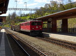 Die Ge 6/6 II 701  Raetia  zieht einen Güterzug bergwärts durch Filisur.
Filisur, 06. Mai 2016