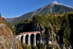 Ge 6/6 II 702 mit einem RE am 27.10.2016 am Landwasserviadukt bei Filisur.