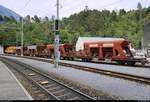 Blick auf Schwerkraftentladewagen der Gattung  Fac  (u.a. 8704 und 8708) der Rhätischen Bahn (RhB), die im Bahnhof Reichenau-Tamins (CH) beim Kieswerk Reichenau abgestellt sind.
[10.7.2018 | 16:21 Uhr]