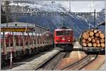Ge 6/6 II 703  St.Moritz  übernimmt in Pontresina als 5952 60 Achsen Güterlast nach Landquart. (2 Zisternen, 11 leere Holzwagen, 2 Zisternen) (06.05.2020)