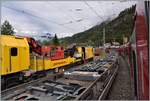 IR1121 ktreuzt in Surava Güterzug 5120 und Unterhaltsfahrzeug Xmf 6/6 24401. Die Pritschen mit den farbigen Bändern dienen zum Befestigen von Tübingen für den Bergünersteintunnel. (09.06.2020)