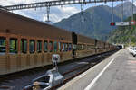 Autotransportwagen für den Vereina-Tunnel (zwischen Prättigau und Engadin) der Rhätischen Bahn  beim Verlad Süd in Sagliains (13.08.2021).