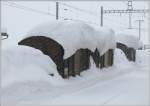 Tief verschneit prsentiert sich der Bahnhof Bever und die Gterwagen lassen sich zum Teil nur erahnen unter der Schneelast.(17.02.2009)