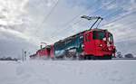 Doppeltraktion der Lokomotiven Ge 4/4 II 615/631 fahren mit einem geringen Albulagüterzug in Fideris nach dem grossen Schnee vorüber.Bild vom 16.1.2017