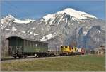 Ge 6/6 II 702  Curia  mit Kirow Kranwagen, Xmf 6/6 24401 und Dampf-B 2245 zwischen Zizers und Igis. Im Hintergrund Glegghorn 2447m und Vilan 2376m. (22.03.2018)