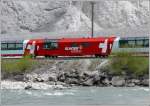 Eine weitere Erfolgsstory sind die neuen Zge des Glacier Express, die in ihrer Gesamtheit ein tolles Bild abgeben. Offensichtlich gefllts dem Publikum, denn Zug 903 von Chur nach Zermatt ist z.B. heute und morgen ausgebucht in beiden Klassen.
Hier im Bild der Bar- und Servicewagen beim passieren der Rheinschlucht bei Versam-Safien. (03.05.2008)