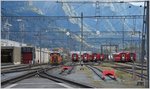 Gm 3/3 233 und abgestellte RhB Personenwagen in Landquart. (19.06.2016)