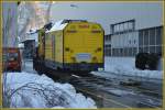 Anlieferung und Ablad der neuen Schneeschleuder 95404 der Firma Zaugg in Landquart. (23.12.2011)
