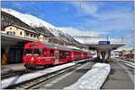 R1937 nach Pontresina mit Steuerwagen 1756 und Ge 4/4 II 627  Reichenau-Tamins  in Samedan.