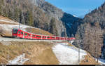 Albula-Schnellzug mit AGZ und Steuerwagen am 28. November 2018 auf dem Weg von St. Moritz nach Chur oberhalb Bergün. Ab Fahrplanwechsel am 9. Dezember 2018 sollen alle IR-Züge auf der Albulalinie verpendelt verkehren.
