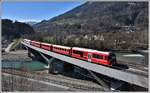IR1148 aus St.Moritz mit Bt 52804 und ABe 8/12 3512 auf der Hinterrheinbrücke in Reichenau-Tamins. (01.04.2020)