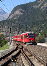 Regionalzug von Scuol-Tarasp nach Pontresina fährt in den Bahnhof Zernez ein. Zernez, 21.8.2023