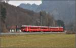 S1 1523 mit Steuerwagen 1711 hat die Klus verlassen und nhert sich Malans. (16.02.2011)